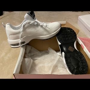 Womens size 7 tennis shoes new